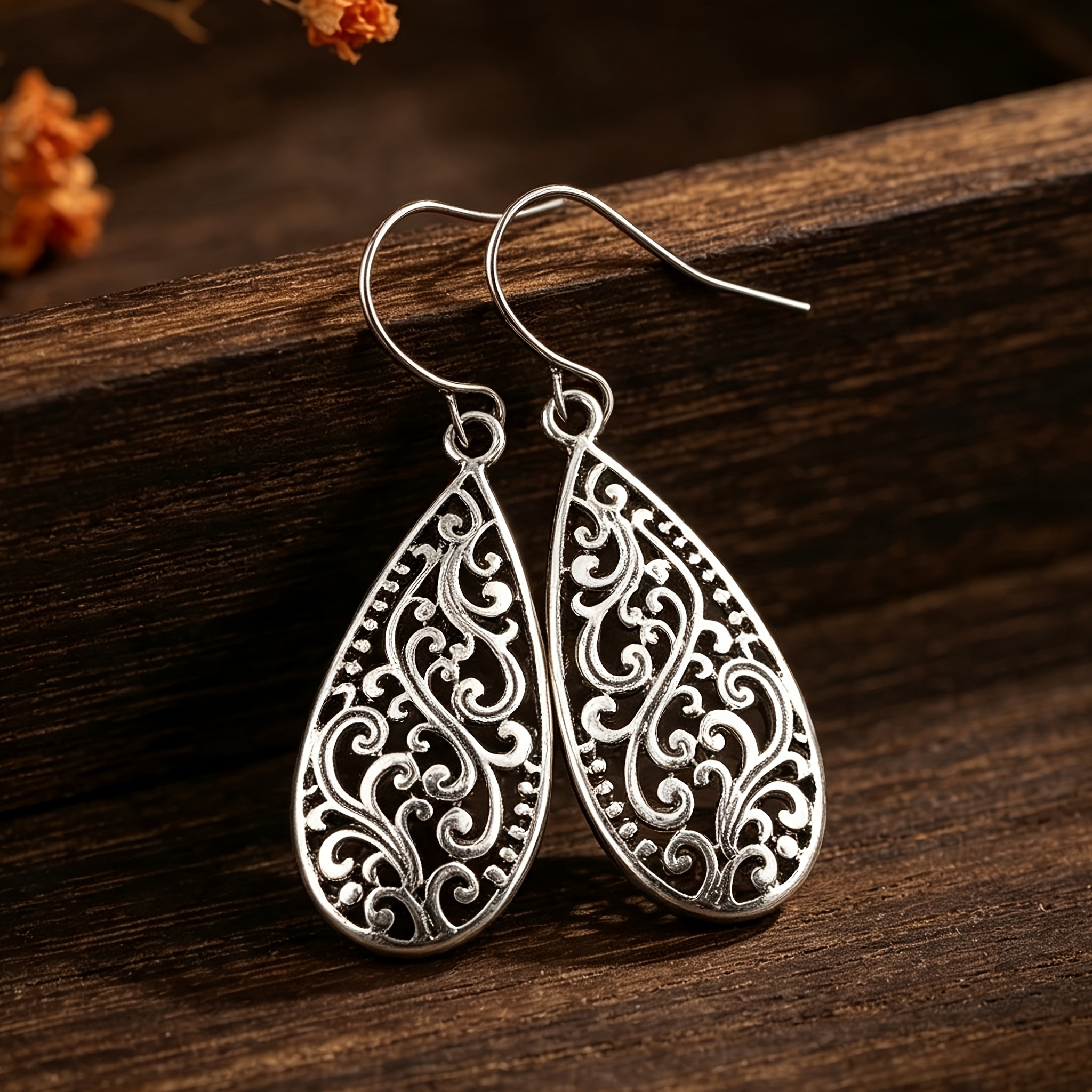 Minimalist Teardrop-shaped Ethnic-style Carved Earrings